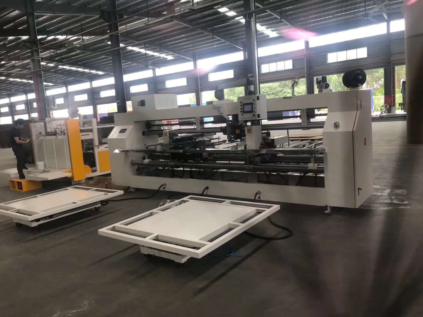 標(biāo)題：高效精準(zhǔn)，賦能包裝——雙片式釘箱機(jī)